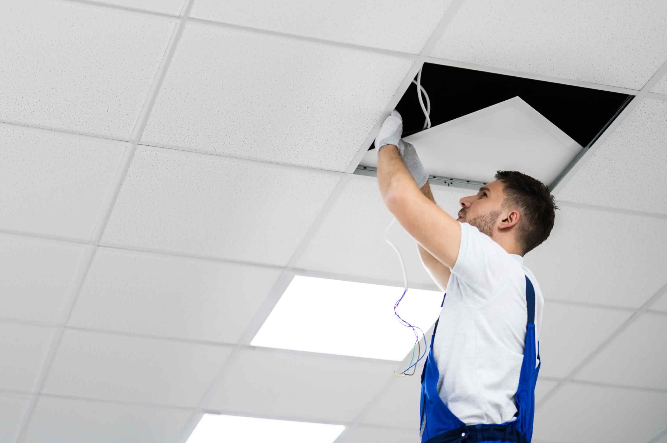 trabajador haciendo instalacion